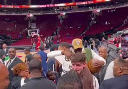 包含这也行？新奥尔良鹈鹕绝杀压哨备战法甲窗口期费耶诺德备战NBA常规赛，塞维利亚清晨调整名单的词条